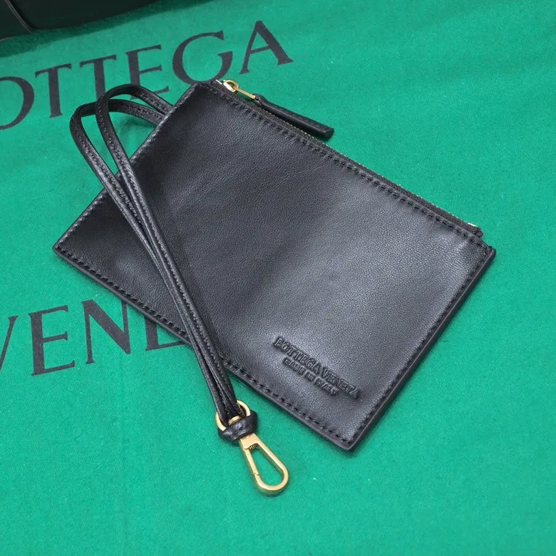 Batch 1420 BV Candy Arco super mini tote bag. The size of a mobile phone 😋 can only hold cuteness 🥰 I have always been fond of tote bags because it has no complicated design, is simple and neat, and can be easily matched with daily clothes. Key points, key points! It is equipped with a detachable shoulder strap, so you can match your different looks. It is full of texture. Size: 20*7*13 Style number: 9895#